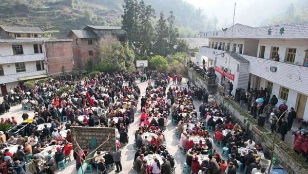 返乡创业青年散养猪(深山杀猪宴！返乡创业青年以民俗为媒让黔北烟火燃遍全网)