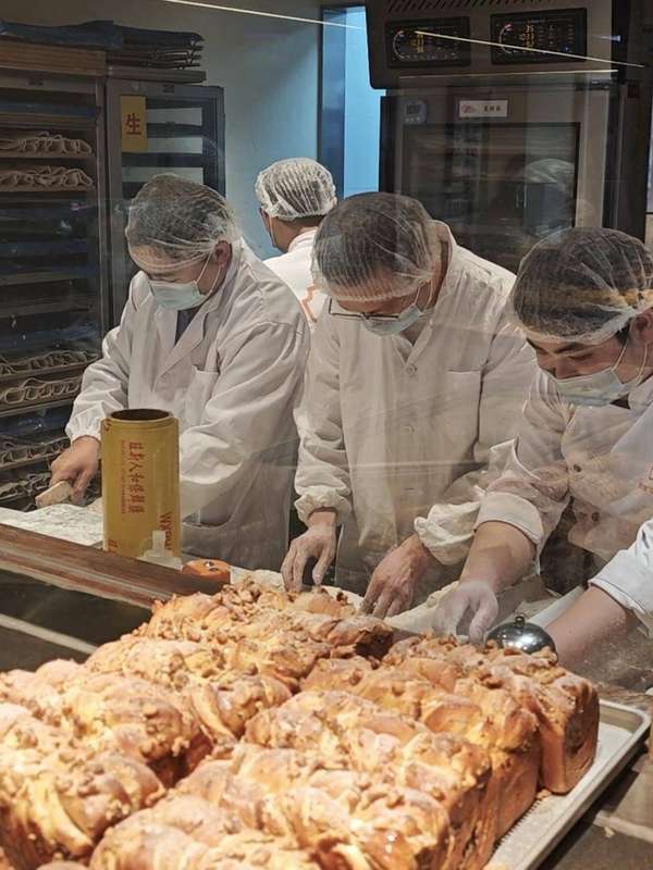 鲍师傅进军面包赛道，武汉全国首店卖爆了！创始人鲍才胜这样说