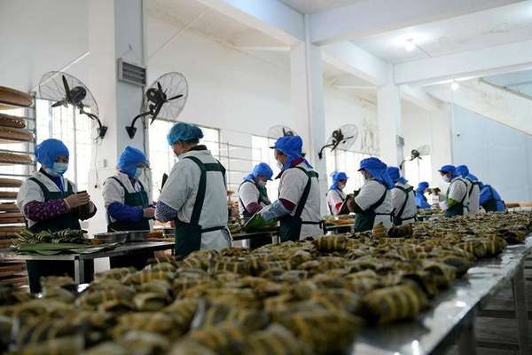 望谟灰粽购买(望谟布依灰粽俏销春节市场)