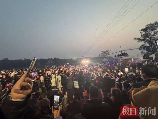 重庆女生因“摇人按猪”走红(“摇人按猪”走红的女孩呆呆爆火，粉丝从不足500人暴涨至192万，一场普通农村杀猪宴何以爆火？)