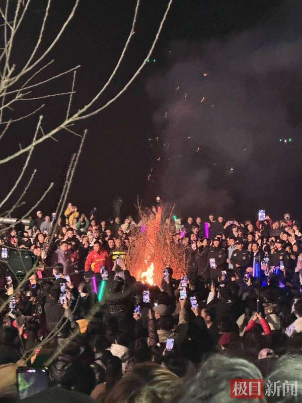 重庆女生因“摇人按猪”走红(“摇人按猪”走红的女孩呆呆最新发声：刨猪宴圆满结束很有意义，自己两天两夜只睡四小时)