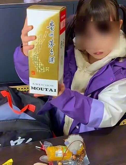 小女孩跳蚤市场买茅台(“小女孩在学校跳蚤市场以50元淘到茅台酒”，全是演的！)