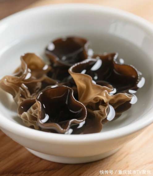 清水泡木耳的方法(泡发木耳用清水是大错，教你一招，3分钟全泡开，又软又大，管用)