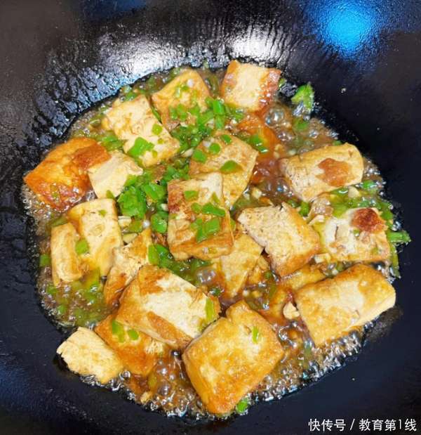脑萎缩能吃豆腐吗(豆腐吃多竟会加速脑萎缩？提醒：年过60，这4种豆制品尽量少吃，别忽视)