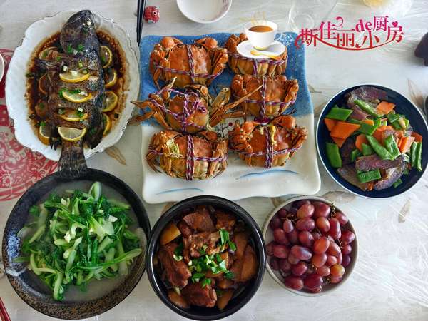 闺蜜做了一桌丰盛的晚餐(闺蜜重逢，我做了5道菜招待，闺蜜吃得停不了口，扬言下次还来吃)