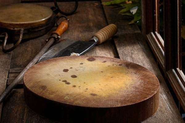 棋盘格菜板清水冲洗(菜板只用清水洗等于白洗，教你清洗窍门，菜板干净不发霉，快来学一学)