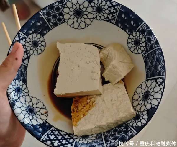 买豆腐时看到3种不能买(市场上“3种”豆腐别买，白送也别要，吃了没好处还添负担)