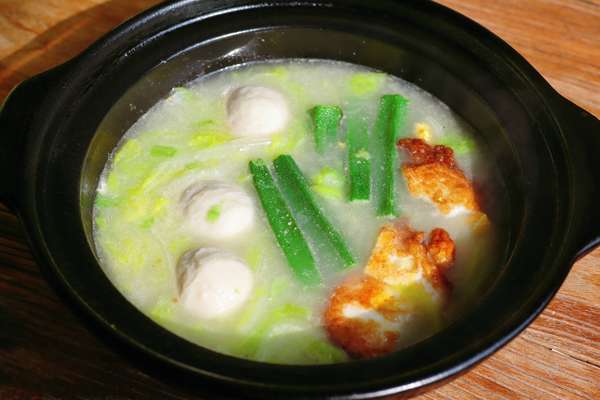 冬天50岁女人穿衣搭配(冬天最爱这种搭配，10分钟荤素一锅煮，营养均衡还养胃~)