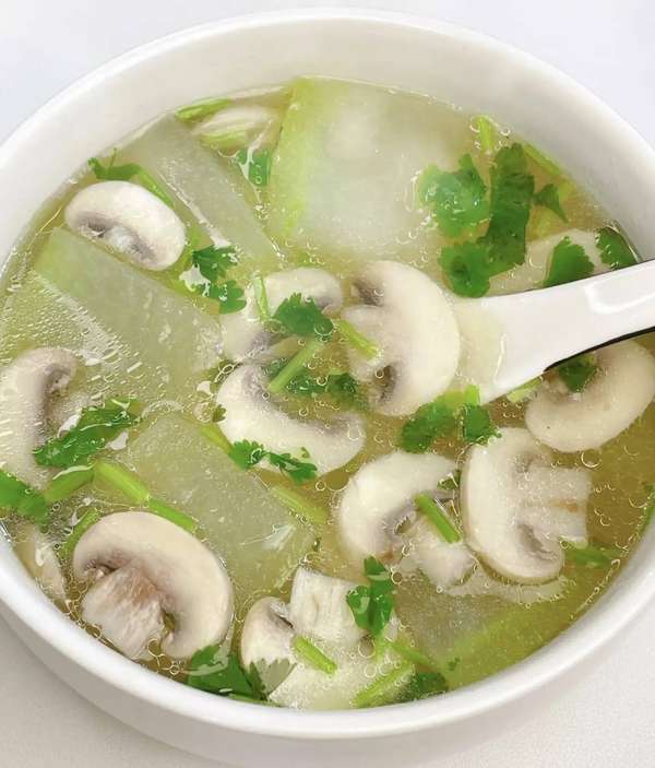 口蘑肉丸冬瓜汤最鲜的做法(这也太鲜了吧！口蘑冬瓜汤做法简单味道惊艳！)