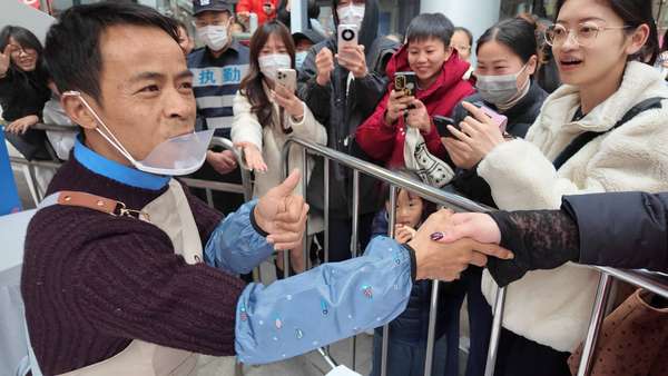 当烟火气撞上仪式感(当烟火气被流量追逐：“鸡排哥”巡炸行程已排至马年春节前)