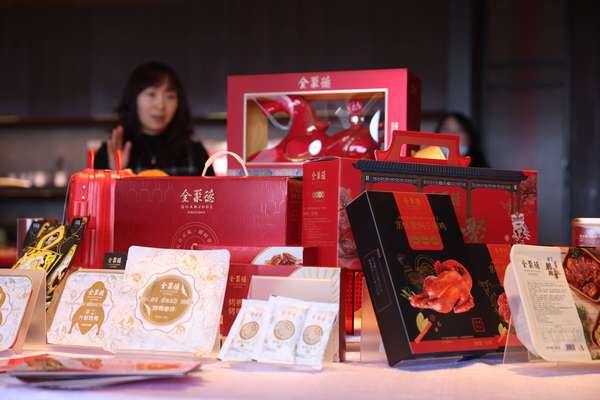 老字号餐饮店经营模式(老字号餐饮重点布局“餐饮+食品”，全聚德年货节新品占比达五成)