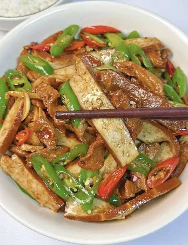 香干炒肉的家常做法(香干炒肉：家常小炒肉嫩豆香，一口就爱上下饭神器！)