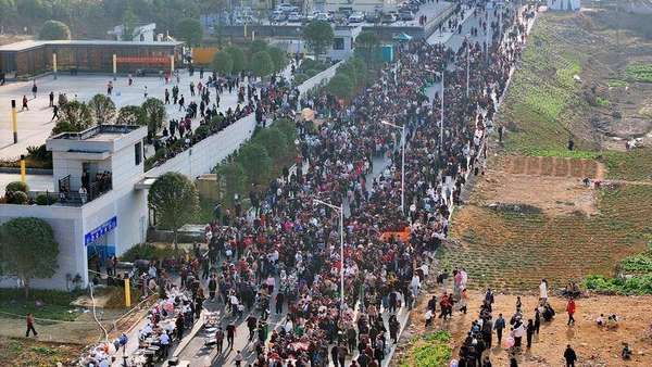 长桌宴座位礼仪(长桌宴的“慢火”与文明味的“细炖”！“赶鲁班场”文化传承的“双向奔赴”)