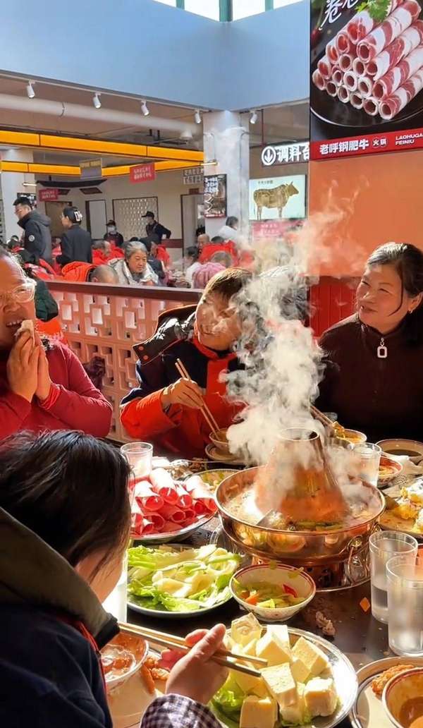 内蒙古一火锅店开业宴请2000名环卫工，老板称只是做了力所能及的事，环卫局：属实，环卫工很感谢他