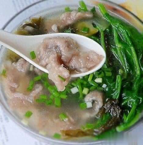 清鲜本味：一碗豌豆尖滑肉的家常哲学