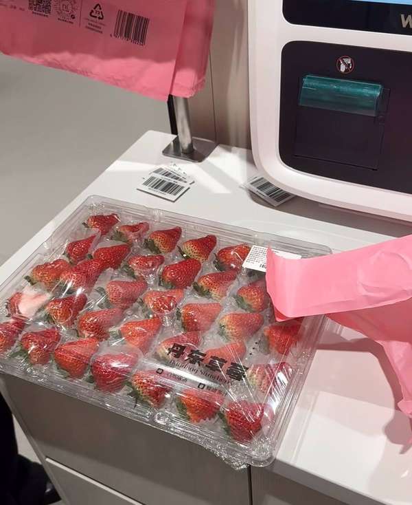 胖东来酸奶水果燕麦脆(春节临近胖东来水果热销：200元榴莲开盒不饱满全退，买1箱车厘子附赠1盒防止坏果，不好吃可直接退款)