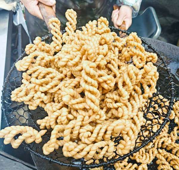 汉川市爆浆麻花(孝南：一锅麻花炸出红火年腊月里的烟火最暖心)