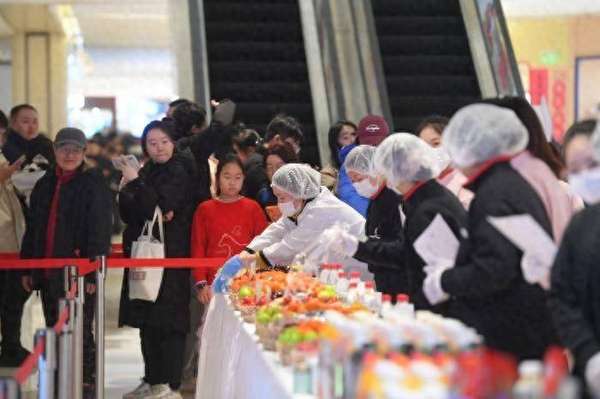 视点｜永辉超市长楹天街店邀请老顾客试吃新品