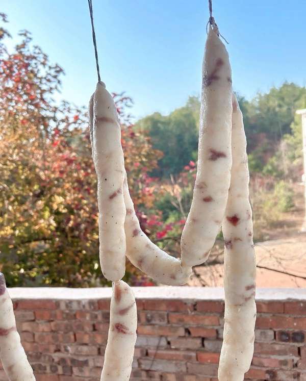 江西晒猪肉全是肥肉(江西网友晒“九肥一瘦”比例香肠，被调侃可以当蜡烛用，商户称接单定做15至20天后发货)