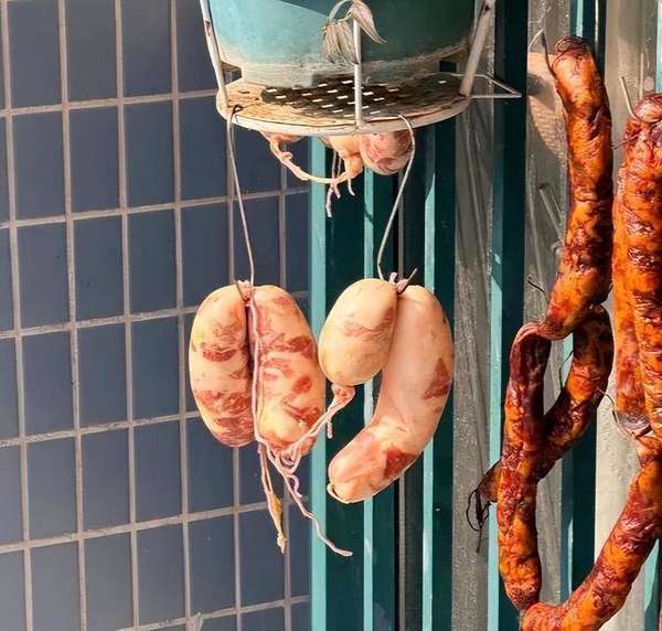 江西晒猪肉全是肥肉(江西网友晒“九肥一瘦”比例香肠，被调侃可以当蜡烛用，商户称有人订才会灌)