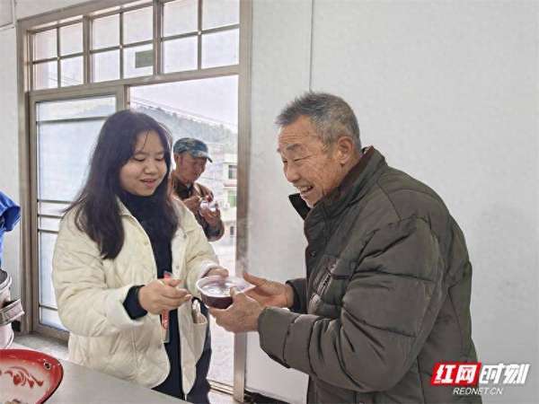 腊八温情照(安仁县华王乡：腊八温情暖乡邻红色故里庆团圆)