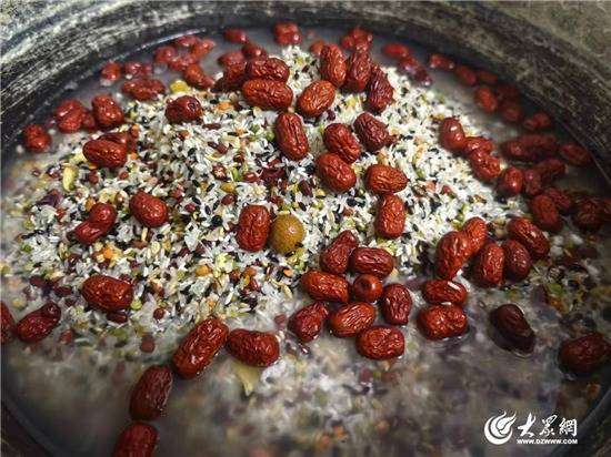 浓情腊八节(沂源县南鲁山镇：浓情腊八暖山村孝老爱亲传新风)