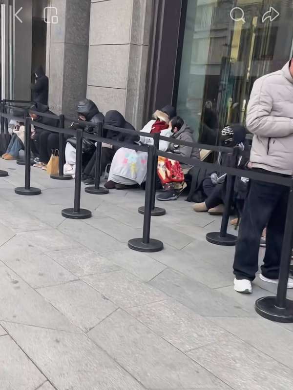 北京SKP老铺黄金现抢购热潮，有人凌晨到商场排队，还有顾客排7小时没买到“心仪款”，店员：部分畅销款已断货