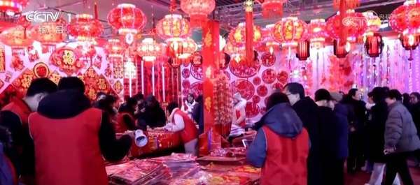 各地消费市场显现活力(各地消费市场人气旺、活力足“古韵国风”给火热“年经济”再添“一把火”)