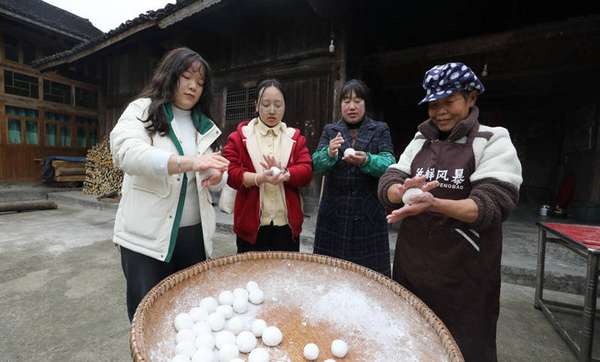 贵州江口特产红粑粑(贵州江口：红粑裹着团圆味返乡青年添“新”意)