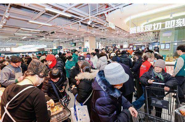 单月近38万的出境人数(首日超3.5万人涌入，京东七鲜打造春运级开业现象)