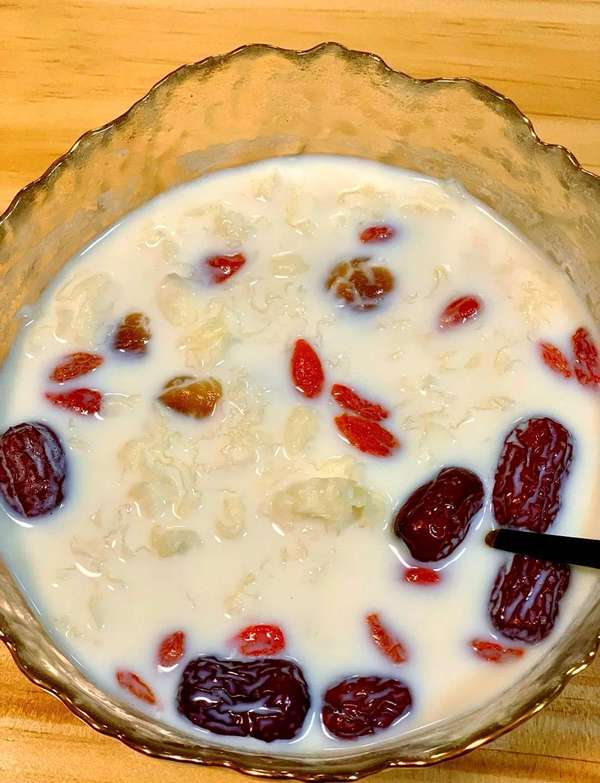 夏日银耳羹的做法(夏日养生银耳羹：四款家常食谱助你水润一夏)