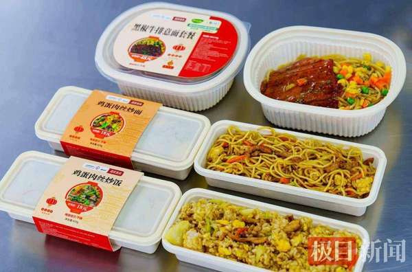 舌尖上的春运上新！黑椒牛排意面、鸡蛋肉丝炒饭炒面，真的很懂武汉胃！