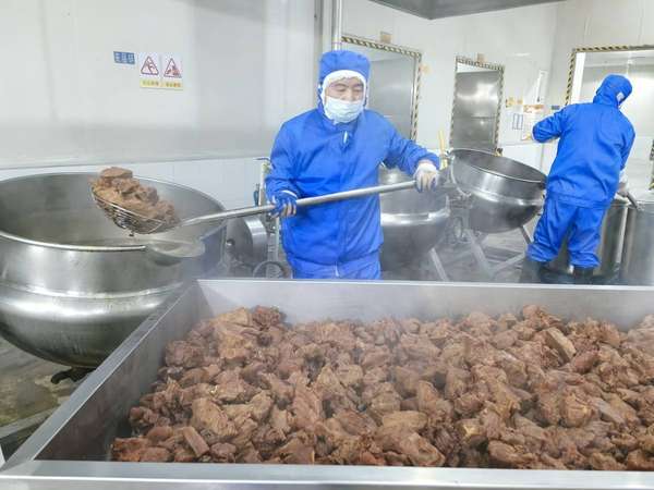 牛肉不解冻可以直接下锅焯水吗(餐桌上的牛肉｜冷锅焯水热汤卤制牛肉这样烹饪才能滑嫩爽口)