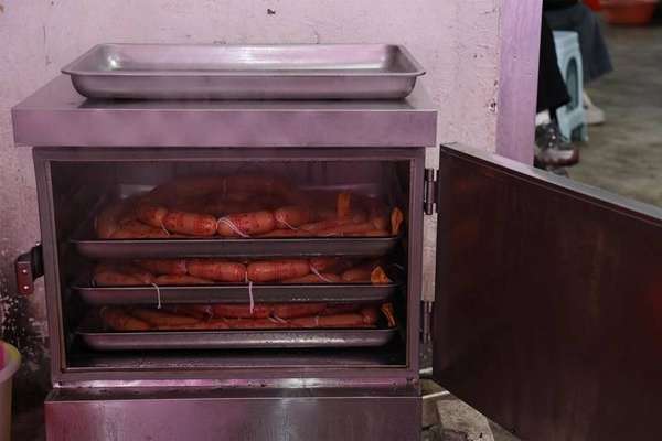 贵州岑巩腊味飘香年味渐浓(贵州罗甸：腊味飘香年味浓街巷作坊产销旺)