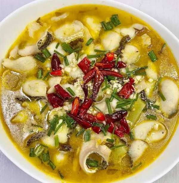 云南风味酸菜鱼：荆芥提香，鱼片嫩滑的秘诀