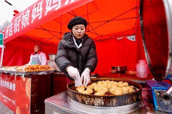 年味儿藏不住各地把“家的味道”端上街头