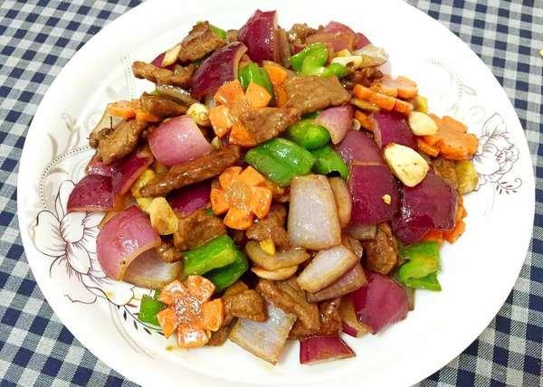 牛肉炒洋葱才嫩滑好吃(牛肉炒洋葱：滑嫩爆汁的家常做法)