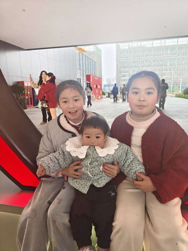 杉杉奥莱正新鸡排(鸡排哥空降武汉杉杉奥莱，东西湖小姐妹跨区打卡直呼“鸡排好吃”)