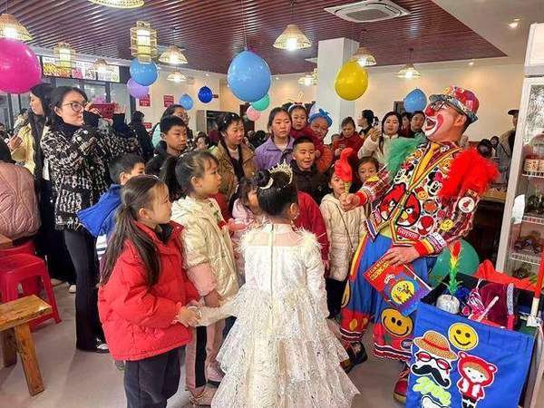 温江可以订团年饭的地方(成都“温江一家亲”这顿“团年饭”暖了孩子心)