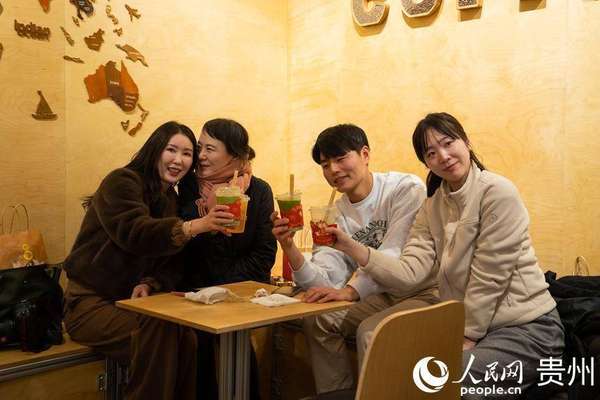 从一杯清亮的茶汤中品出人生本色(从“一杯饮品”品出“活力之城”)