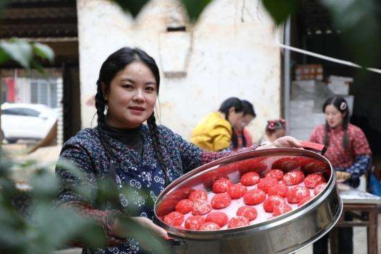 客家炸米粿做法(湖南宁远：炸粿子做红粑浓浓年味迎新春)