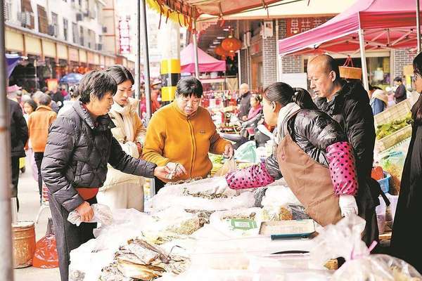 春节将至农家年货走俏市场(春节近年货俏)