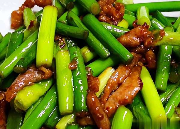 蒜薹炒肉做法(蒜薹炒肉烹饪食谱分享)