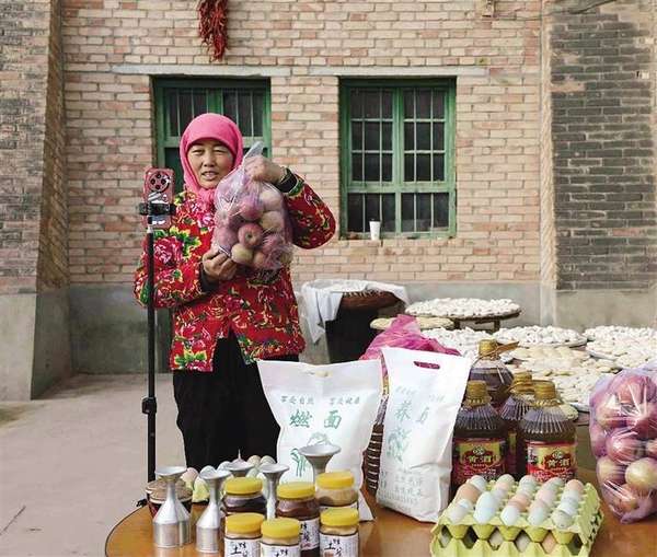 助残助农带货主播(年关助农带货忙“草根主播”杜彩红家乡特产插上“云翅膀”<br>)