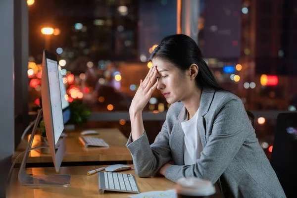 肝硬化熬夜后果会怎么样(原来熬夜最伤肝！改善肝硬化的3个习惯，早坚持早安心)