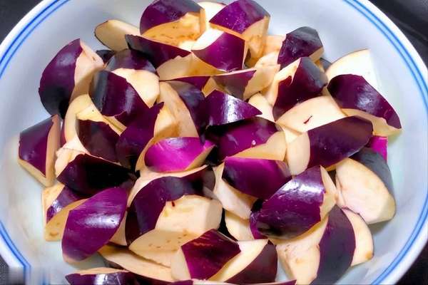 62岁大妈吃茄子后血糖波动，糖尿病患者食用茄子要注意这些！