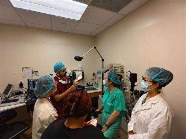 中国援柬埔寨医院启用(中国援巴“光明行”启动，“湘雅之光”照耀巴哈马)