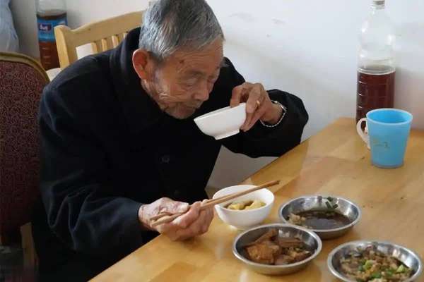 60岁以上老人的饮食标准(56岁以上老年人的饮食调整指南)
