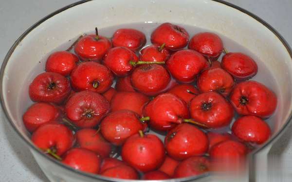 清除血管淤堵最好的方法(血管“堵得慌”？这杯“通淤茶”请收好！山楂配一宝，全身都通了)