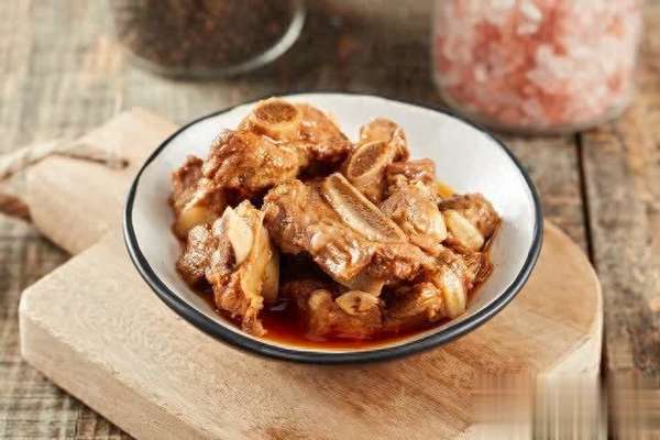 老厨师炖排骨绝密配方(老厨师揭秘：排骨别直接焯水，学会3步，烧出来嫩滑不腥)